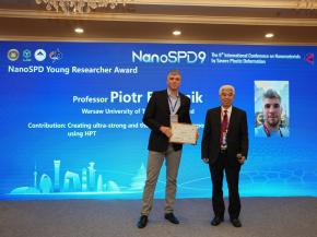 Dr inż. Piotr Bazarnik odbiera NanoSPD Young Researcher Award 2025
