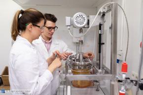 naukowcy w laboratorium