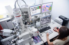 zdjęcie przedstawiające osobę pracującą przy mikroskopie