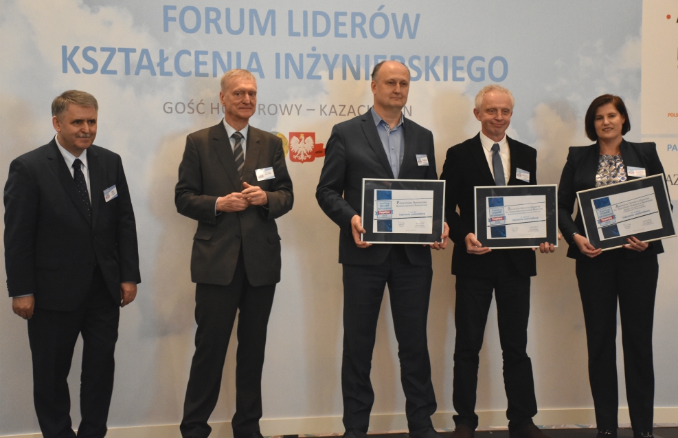 Dziekan WIM (trzeci od lewej) odbiera dyplom podczas Gali Rankingu Studiów Inżynierskich w 2018 roku, fot. pw.edu.pl